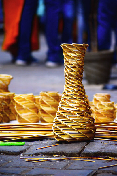 Een prachtig gouden gras handwerk te koop op janpath markt in New Delhi. - Foto, afbeelding