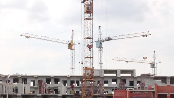 Grúas de trabajo y equipo de construcción en un sitio de construcción grande
 - Metraje, vídeo