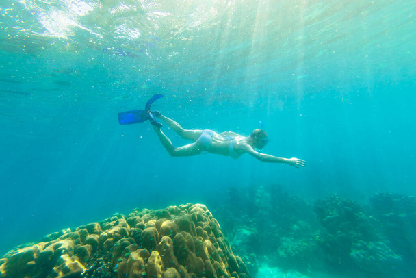 Vrouw snorkelen Surin Eilanden - Foto, afbeelding