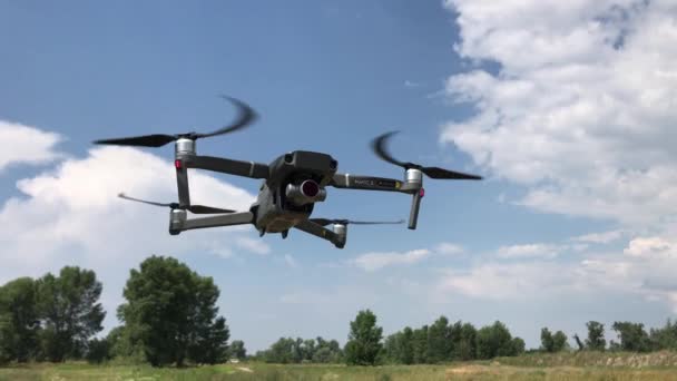 Drone volant au-dessus du sol. Quadrocopter en l'air avec appareil photo prêt à prendre des photos ou des vidéos. - Séquence, vidéo