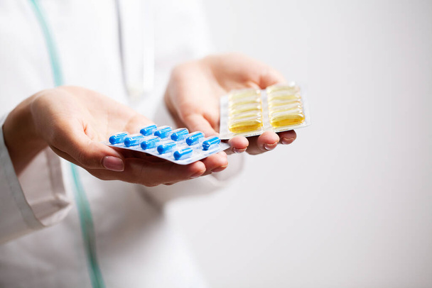 Doctor holds a pill for mens sexual health - Φωτογραφία, εικόνα