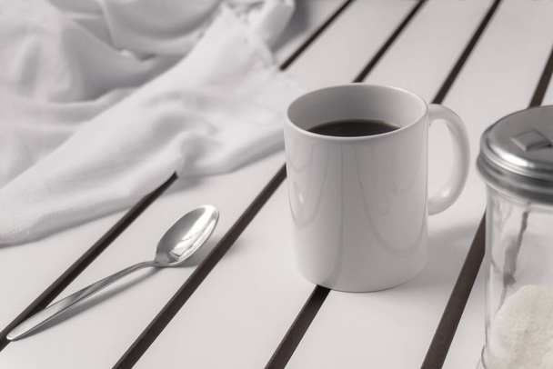 Кофе в белой чашке на белом столе
 - Фото, изображение