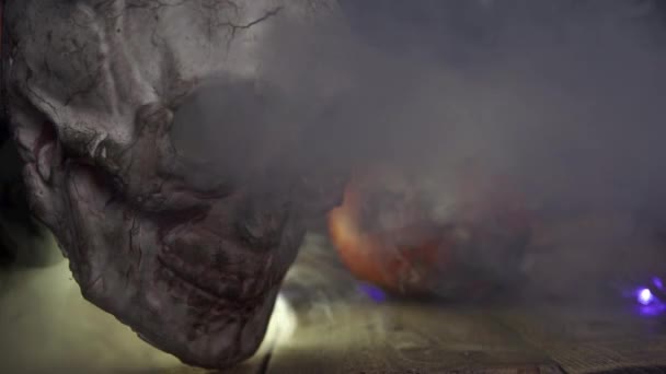 A füst felhői lebegnek a kísérteties halloween koponya szemében. - Felvétel, videó