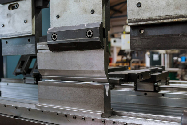 Гибридный листовой металл с гидравлической машиной на заводе - Фото, изображение