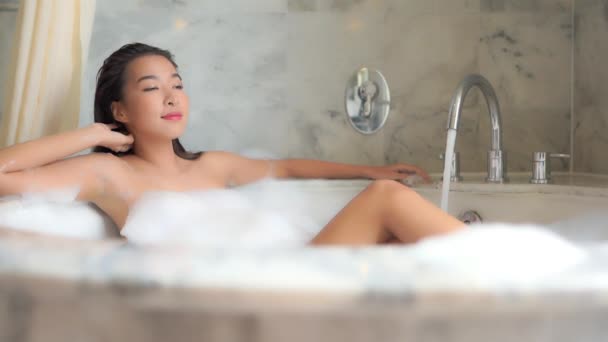images de belle jeune femme asiatique prenant un bain avec de la mousse à la maison - Séquence, vidéo