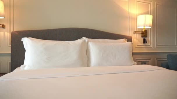 Hermoso interior de dormitorio de lujo en complejo hotelero
 - Imágenes, Vídeo