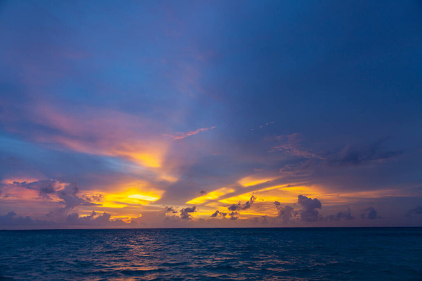 Atemberaubende Luftlandschaft auf den Malediven. Perfekte Sicht auf das blaue Meer und die Korallenriffe aus der Drohne oder dem Flugzeug. Exotische Sommerreise- und Urlaubslandschaft, Liegestühle mit Sandbank. Freiheit, Ausflugskonzept. - Foto, Bild