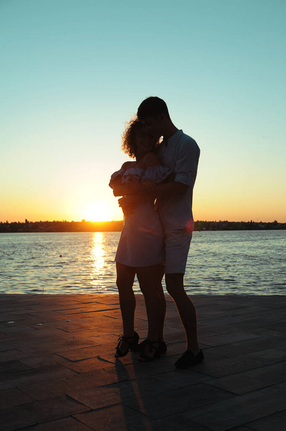 Šťastný v lásce pár tanec při západu slunce na pláži - Fotografie, Obrázek