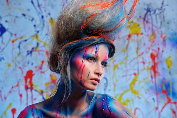 Mujer joven musa con el cuerpo creativo arte y peinado
 - Foto, Imagen