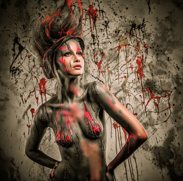 Jeune femme muse avec art corporel créatif et coiffure
 - Photo, image