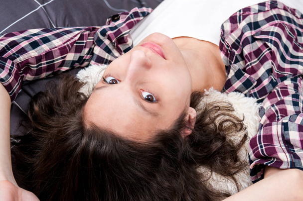 Portrét dospívající dívky ležící na posteli a odpočívající doma - Fotografie, Obrázek
