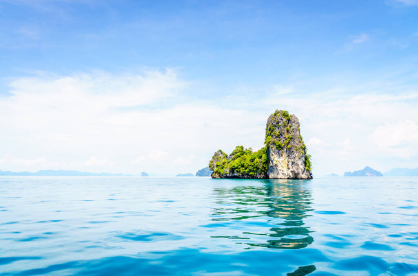 Scenic kilátás szigetek és Krabi tengerpart az Andaman-tenger Thaiföldön - Fotó, kép