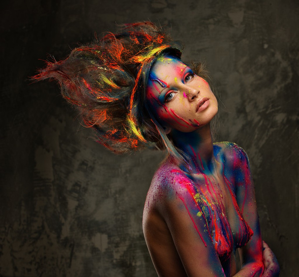 Fiatal nő múzsa kreatív test művészet és frizura - Fotó, kép