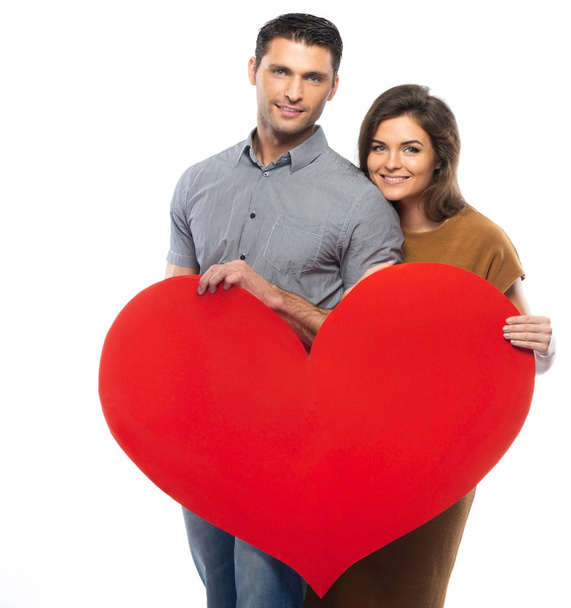 Couple heureux en chemise et robe tenant main coeur en papier
 - Photo, image