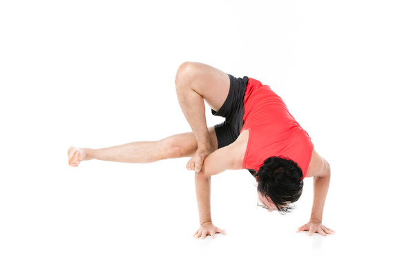 Jeune homme pratiquant le yoga isolat sur fond blanc - Photo, image