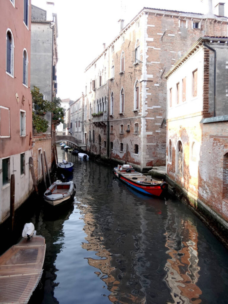 smal Venetiaans kanaal met boten en brug. Hoge kwaliteit foto - Foto, afbeelding