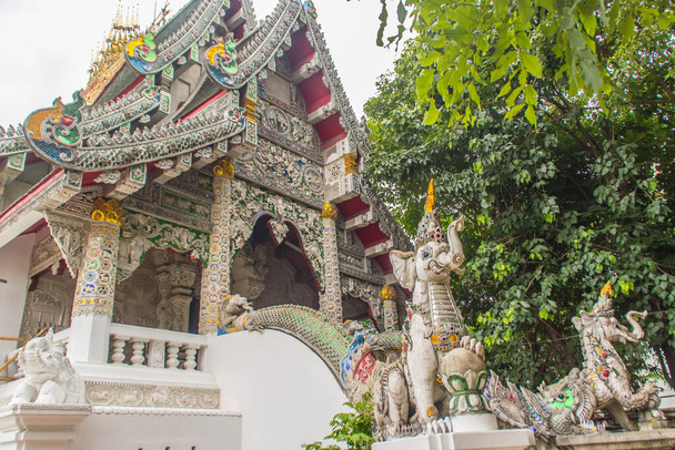 Bel art, lieux religieux et objets religieux au Myanmar mélangés avec le style Lanna au temple bouddhiste Wat Ming Muang, Chiang Rai, Thaïlande. Lanna mixte et arts birmans. - Photo, image