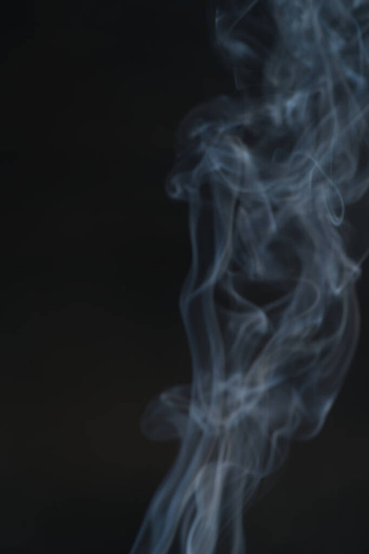 Fumo bianco, sfondo nero riccio, utilizzato come immagine di sfondo. - Foto, immagini