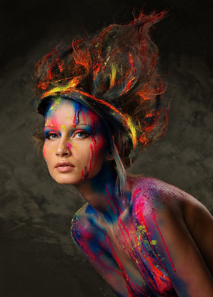 Młoda kobieta muza z twórczej sztuki ciała i fryzury - Zdjęcie, obraz