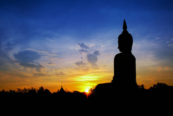 Silhouette einer großen goldenen Buddha-Statue im Wat Muang, Provinz Ang Thong, Thailand - Foto, Bild