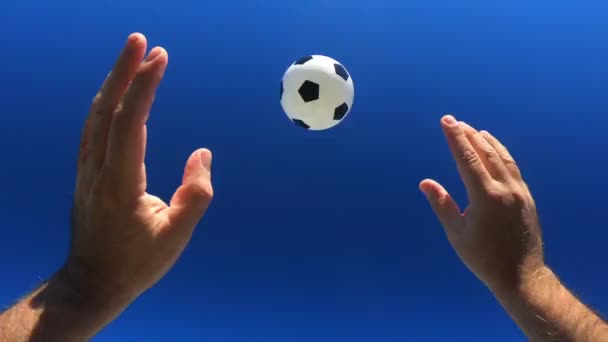 Standpunt (POV) van een persoon die een voetbal in de lucht gooit. Concept foto van het bereiken van levensdoelen. Geen mensen. Kopieerruimte. - Video