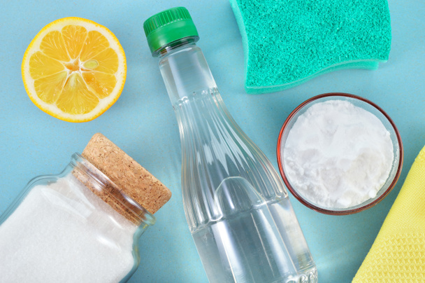 naturalnych środków czyszczących. ocet, sody, soli i cytryny. - Zdjęcie, obraz