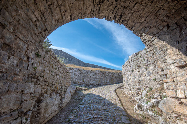 Ruïnes van Rozafa Kasteel en fort, St. Stephan Kerk, Shkoder, Albanië. omringd door de rivieren Buna en Drin. oudste en meest historische stad, evenals een belangrijk cultureel en economisch centrum - Foto, afbeelding