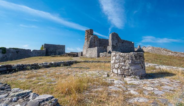 Ruinas del Castillo y fortaleza de Rozafa, Iglesia de San Esteban, Shkoder, Albania. rodeado por los ríos Buna y Drin. ciudad más antigua e histórica, así como un importante centro cultural y económico - Foto, imagen