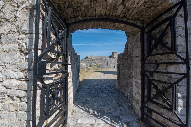 Ruïnes van Rozafa Kasteel en fort, St. Stephan Kerk, Shkoder, Albanië. omringd door de rivieren Buna en Drin. oudste en meest historische stad, evenals een belangrijk cultureel en economisch centrum - Foto, afbeelding