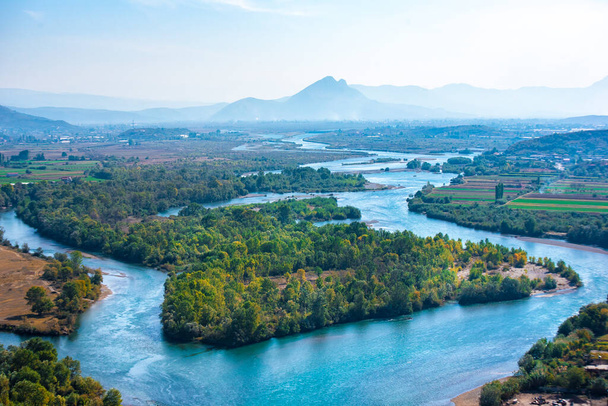 Вид с воздуха на реку Буна после слияния с рекой Дрин из замка Розафа, Шкодер, Албания. Меандры и горы. Ландшафт - Фото, изображение