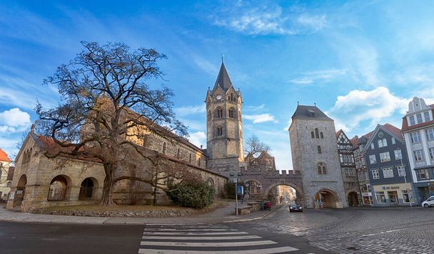 Katumaisema Nikolaistrasse Eisenach, kaupunki Thüringenissä, Saksassa ja Pyhän Nikolauksen kirkko aamulla. Kaunis vanha kaupunki kuuluisa Wartburg linna, Bach House, Lutherhaus - Valokuva, kuva