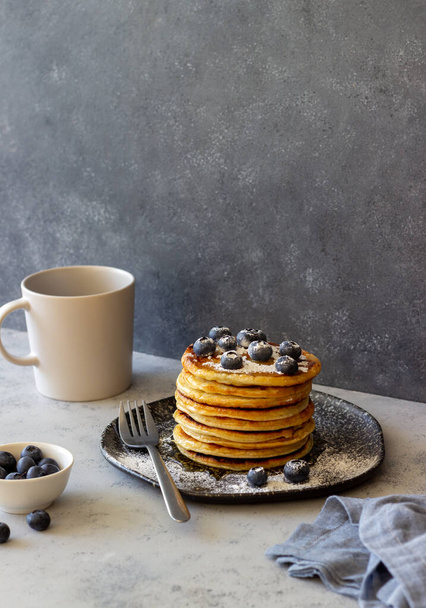 Pancakes with blueberries and honey. Breakfast. Vegetarian food. Recipe - Fotografie, Obrázek