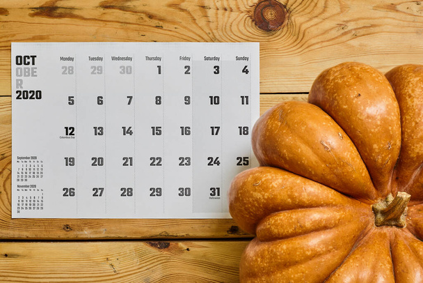 Octubre 2020 calendario mensual con calabaza en madera
 - Foto, Imagen