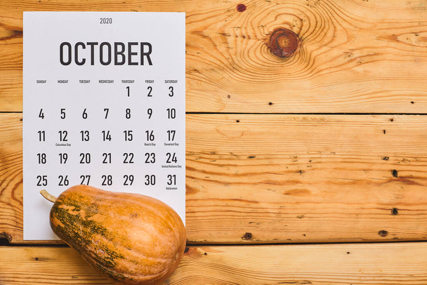 October 2020 monthly calendar with Pumpkin on wood - Foto, Imagen