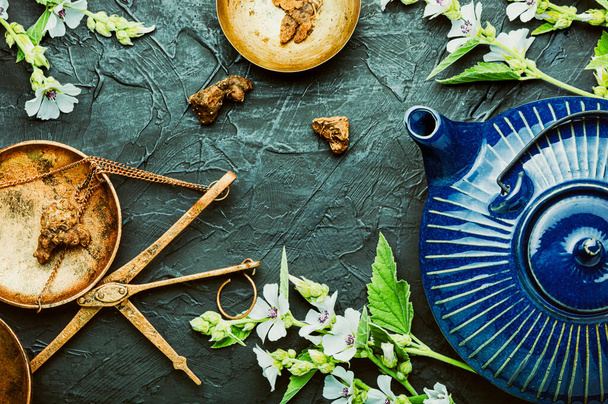 Άγρια φαρμακευτικά βότανα τσάι και ελιξίρια ρίζας Αλθαίας - Φωτογραφία, εικόνα
