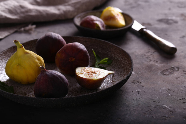 fresh organic figs for dessert on a plate - Фото, изображение