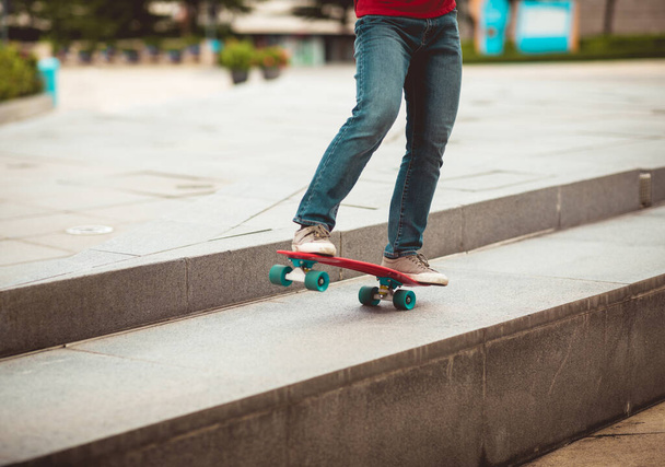 Skateboarder  skateboarding in modern city - Foto, afbeelding