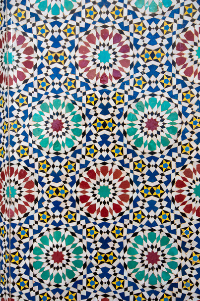 Detail zdobené mozaiky na vstupních branách královského paláce ve Fes, Maroko (Fez). Ozdobný geometrický vzor Dar al-Machzen v morockánském stylu arabské orientální - Fotografie, Obrázek