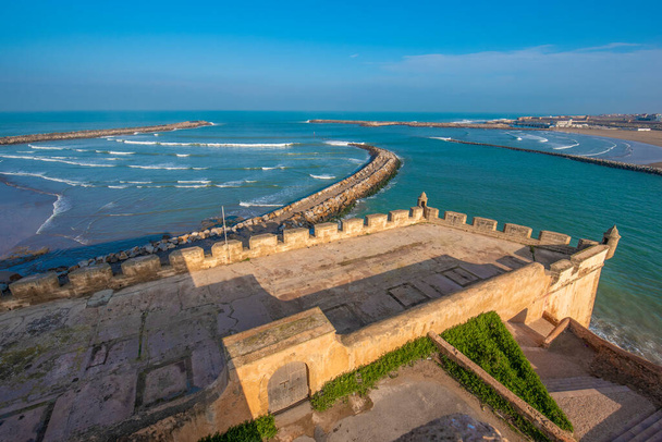 Kasbah of the Udayas (Oudayas) starobylá pevnost v Rabatu v Maroku se nachází u ústí řeky Bou Regreg. hlavní město Maroka.Pohled na opevněné stěny před oceánem pláže - Fotografie, Obrázek