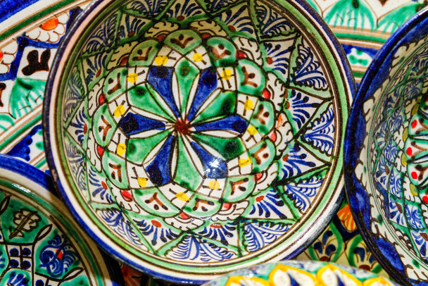 Platos y platos tradicionales uzbekos en Uzbekistán, Asia Central. País de la Ruta de la Seda. Placas con adorno tradicional de Uzbekistán. Hay comúnmente se venden en lugares turísticos como Bujará, Jiva, Samarcanda
 - Foto, Imagen