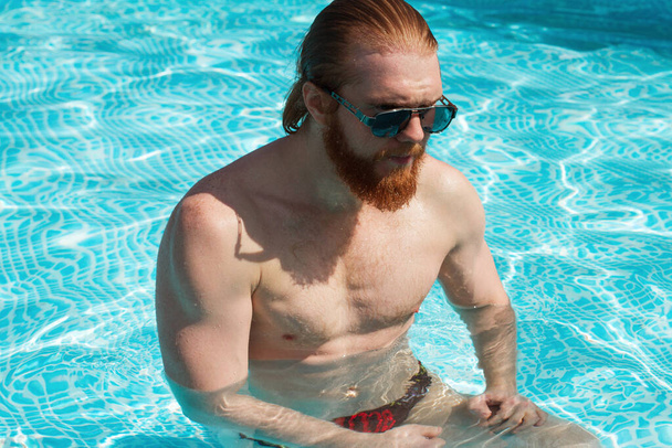 Handsome man in swimming pool - Fotoğraf, Görsel
