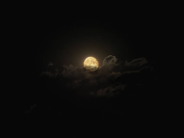 Lua cheia iluminando um aglomerado de nuvens
 - Foto, Imagem
