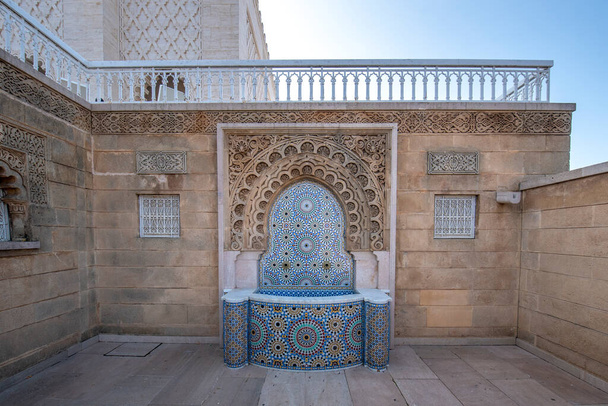 Hermosa decoración Fuente en el Mausoleo de Mohammed V es un edificio histórico situado en el lado opuesto de la Torre Hassan en la explanada de Yacoub al-Mansour en Rabat, Marruecos capital - Foto, imagen