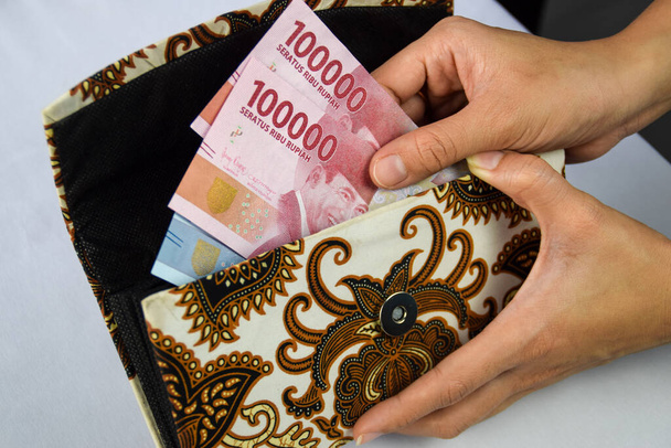 Ινδονησιακή Rupiah χρήματα στο παραδοσιακό πορτοφόλι - Φωτογραφία, εικόνα