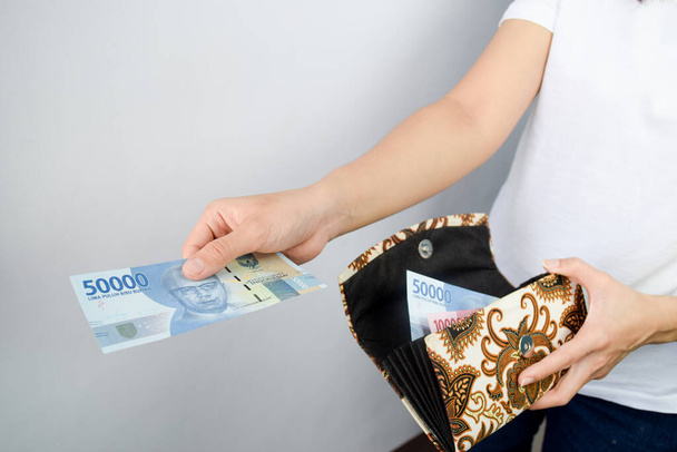 Kadın Tutma ve Gösterme 50.000 Endonezya Rupia Parası - Fotoğraf, Görsel