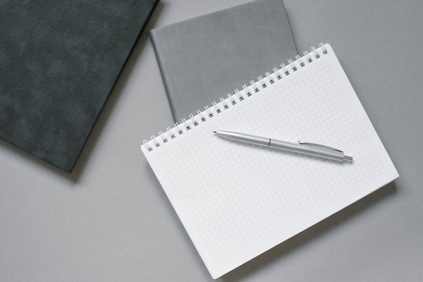 Quaderni o diari con una pagina bianca e una penna a sfera sopra di essi. Luogo di lavoro dell'impiegato - Foto, immagini
