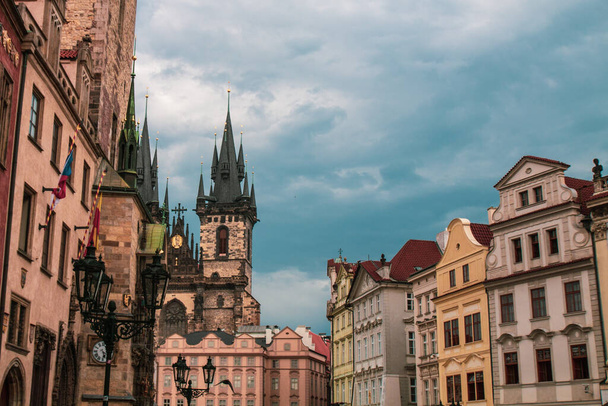 Сценічний вид на історичний центр Прага, міст Карла і будівлі старого міста Праги. Столиця і найбільше місто в Чехії, 13-е за величиною місто в Європейському Союзі, і історична столиця Богемії. Річка Влтава. - Фото, зображення
