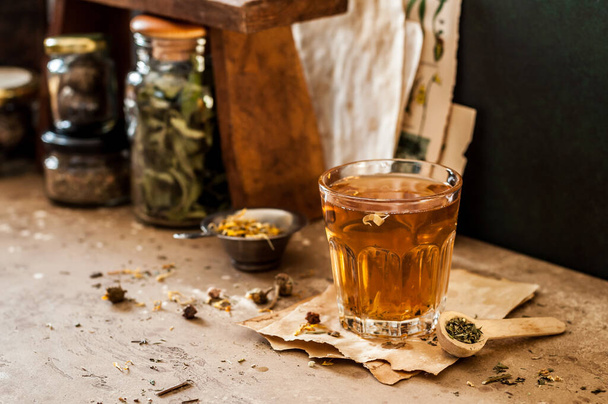 Bylinkový čaj ve sklenici a různé směsi sušených bylin, kopírovat prostor pro váš text - Fotografie, Obrázek