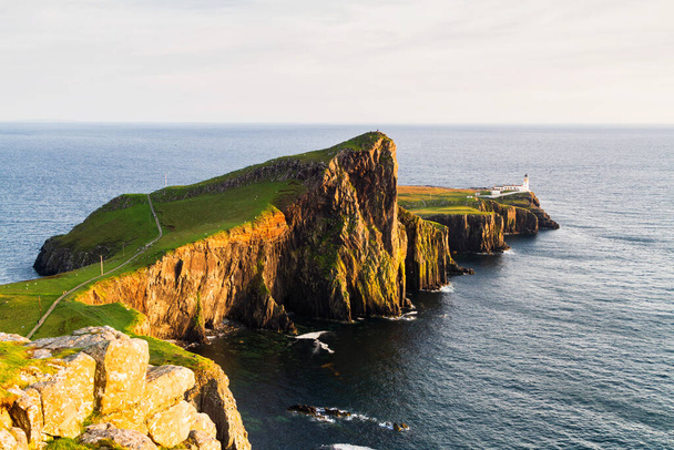 Faro di Neist point sull'Isola di Skye, Scozia, Regno Unito - Foto, immagini