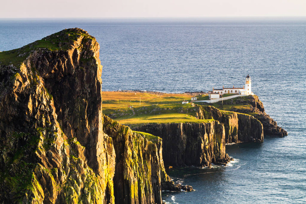 Faro de Neist Point en la Isla de Skye, Escocia, Reino Unido
 - Foto, imagen